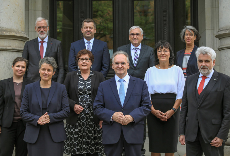 Das Bild zeigt die Mitglieder der Landesregierung. Das Bild zeigt die Mitglieder der Landesregierung.